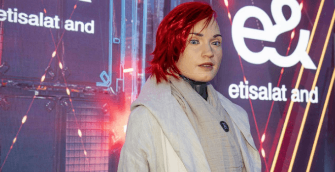 Ameca ve Nyra: Yüz Mimikleri ve Verdiği Yanıtlarla Herkesi Şaşkına Çevirdi